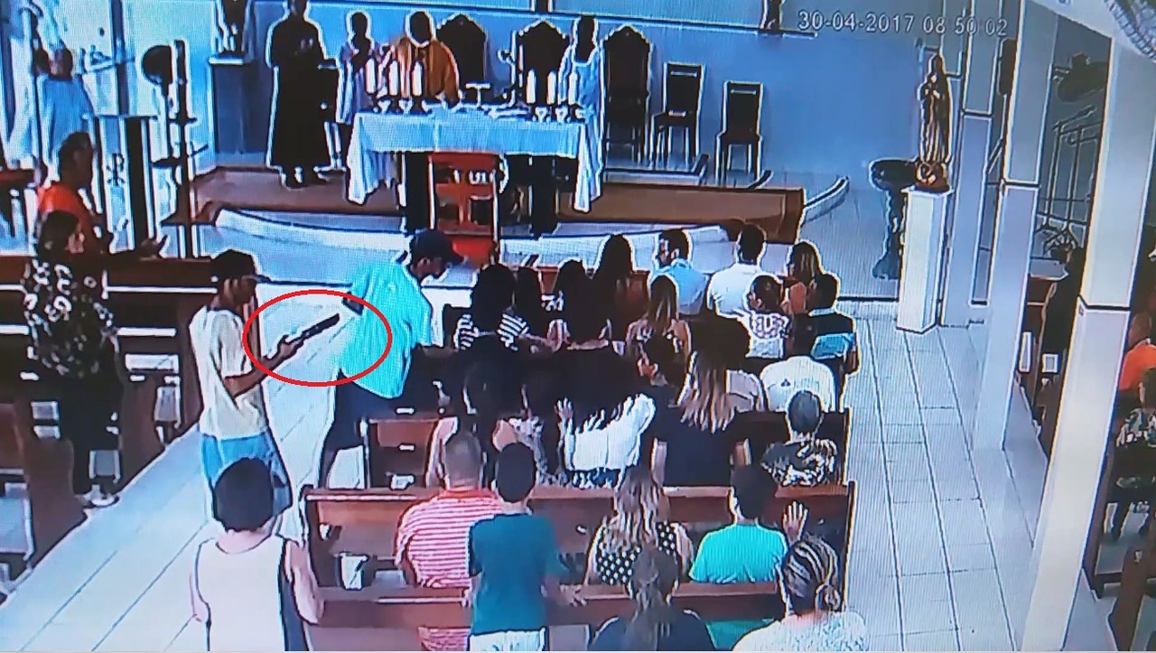 Homens armados fazem arrastão em igreja durante missa