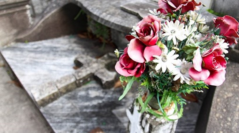Florista é flagrada ao roubar flores no cemitério 