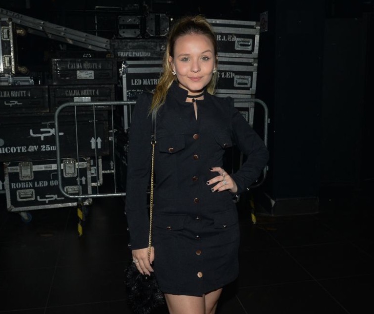 Após viagem, Larissa Manoela e Thomaz Costa curtem show juntos no Rio