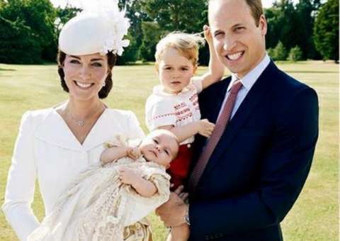 Família Real divulga foto da princesa Charlotte em aniversário de 2 anos