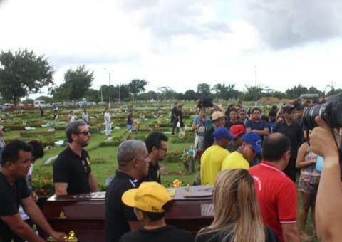 Emoção e homenagens marcam enterro do cantor Junior em Manaus