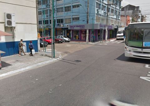 Carro colide com ônibus e atinge muro do Colégio Militar em Manaus