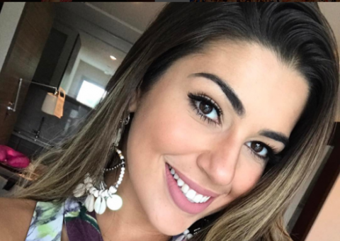 Ex-BBB Vivian Amorim prestigia show de humor de Tirullipa em Manaus