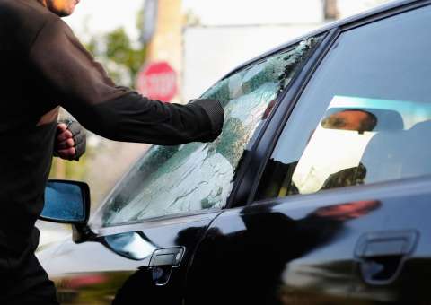 Após troca de tiros com polícia, grupo suspeito de roubar veículo é preso em Manaus