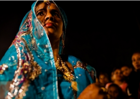 Noivas recebem bastões  para se protegerem de maridos que bebem