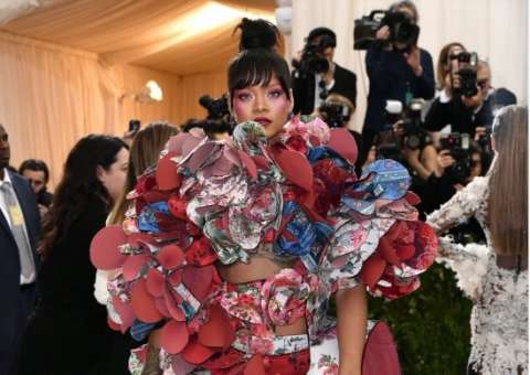 Rihanna usa look de gosto duvidoso no MET Gala e vira meme