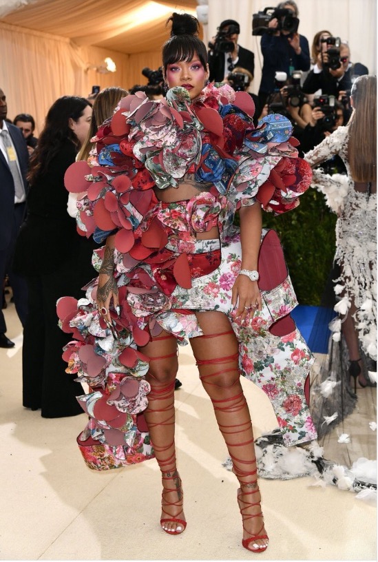 Rihanna usa look de gosto duvidoso no MET Gala e vira meme