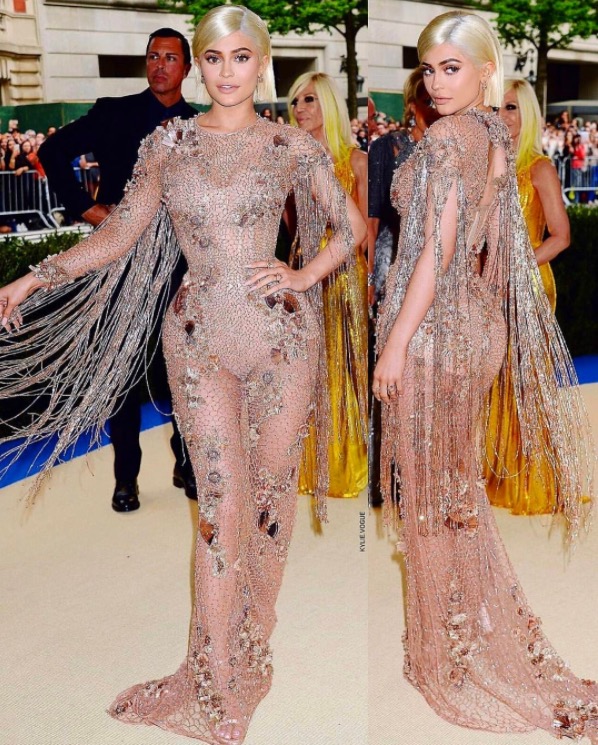 Kylie Jenner surge com cintura mais fina e fãs suspeitam de cirurgia 