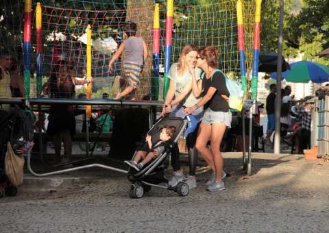 Fernanda Gentil passeia sorridente com namorada e filhos no Rio