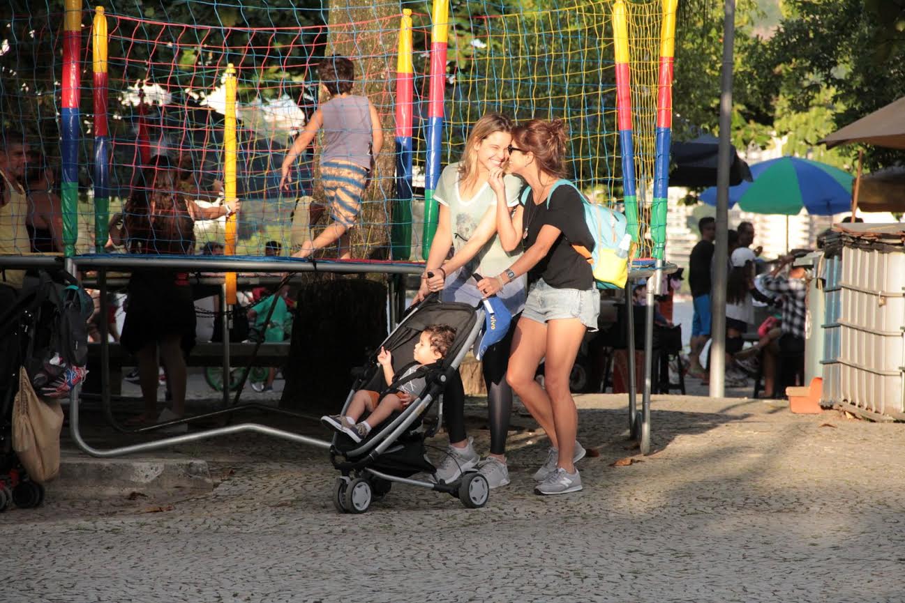 Fernanda Gentil passeia sorridente com namorada e filhos no Rio