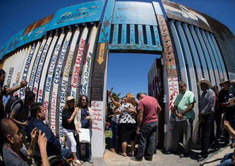 Após 101 dias de Trump, o muro se abriu