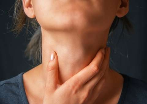 Como se livrar de uma espinha de peixe na sua garganta