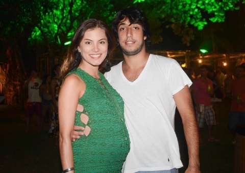 Atriz Bruna Hamú mostra rostinho do filho recém-nascido