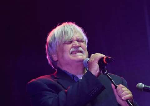 Músico morre durante show banda não percebe e plateia achou que era brincadeira