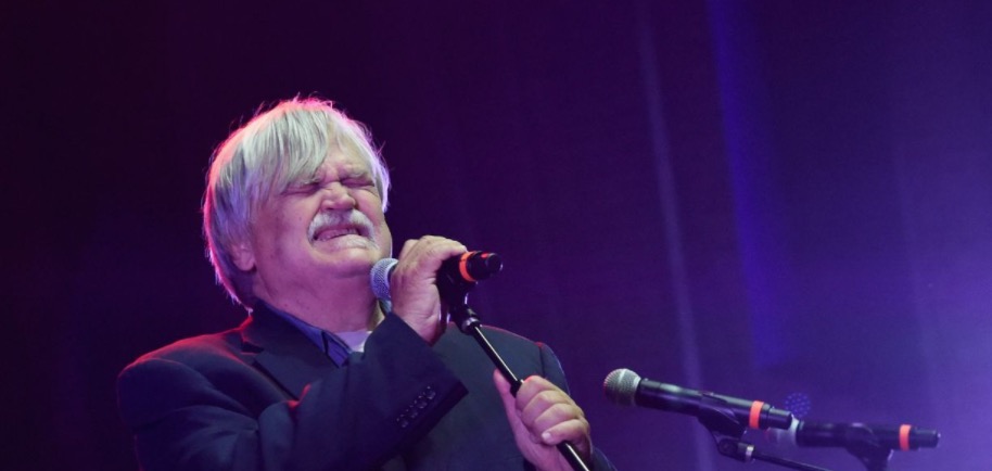 Músico morre durante show banda não percebe e plateia achou que era brincadeira