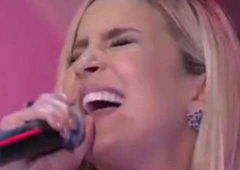  Claudia Leitte vira piada na internet após cantar música de Bob Marley 