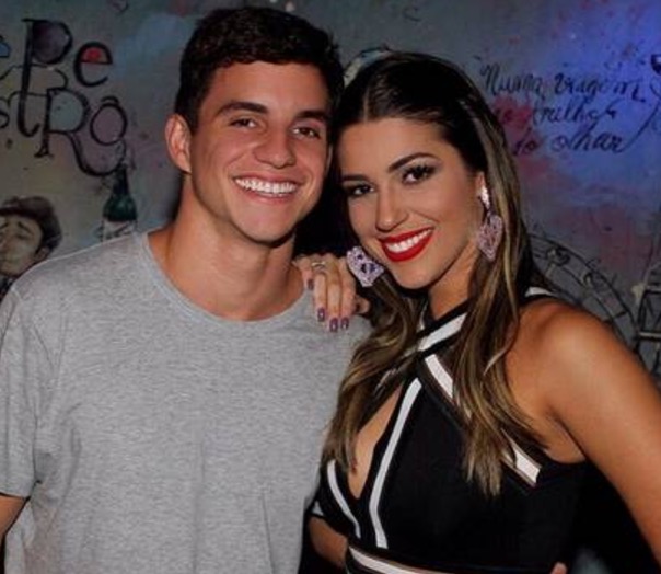 Em Manaus, ex-BBB Manoel dorme em hotel com Vivian Amorim