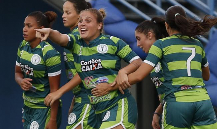 Iranduba ganha de virada do Vitória - PE e lidera Campeonato Brasileiro