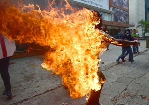 Manifestante tem corpo incendiado durante protesto na Venezuela