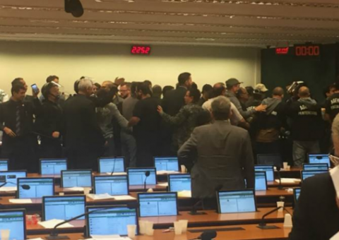 Agentes penitenciários invadem Comissão Especial da Câmara