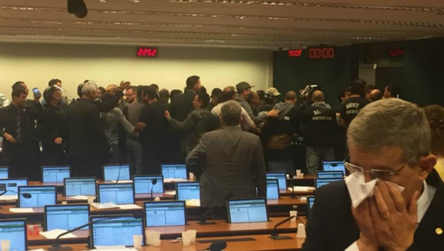 Agentes penitenciários invadem Comissão Especial da Câmara