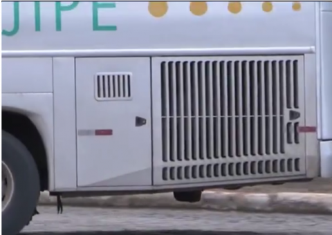 Jovem viaja de Brasília à Bahia escondido perto de motor de ônibus