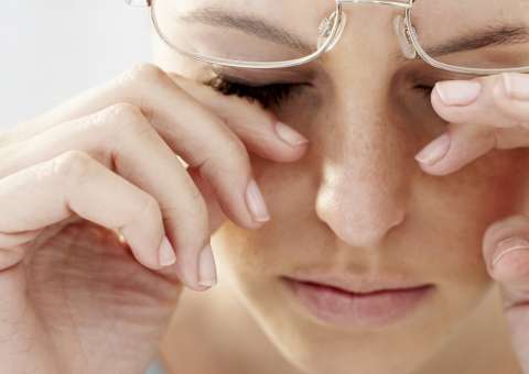 Você vai se surpreender ao descobrir que mal causa ao coçar os olhos