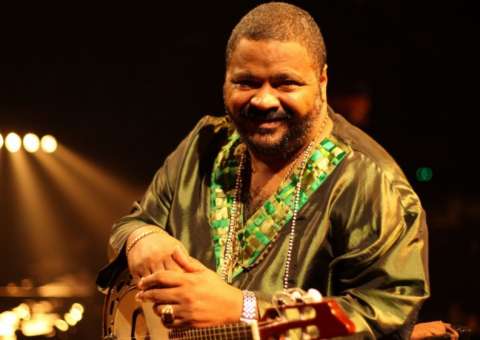 Internado, Arlindo Cruz perde 30kg e tem lado paralisado após sofrer AVC