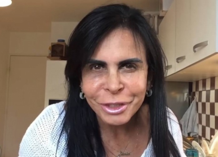 Gretchen anuncia que vai estudar jornalismo na França