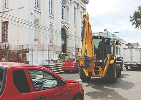 Retroescavadeira é flagrada circulando de forma irregular no Centro de Manaus