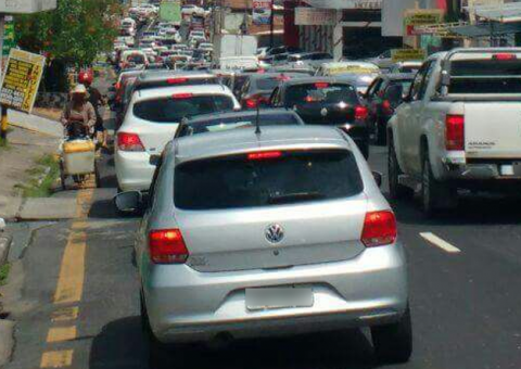 Avenida é interditada após vazamento e deixa trânsito congestionado no Centro