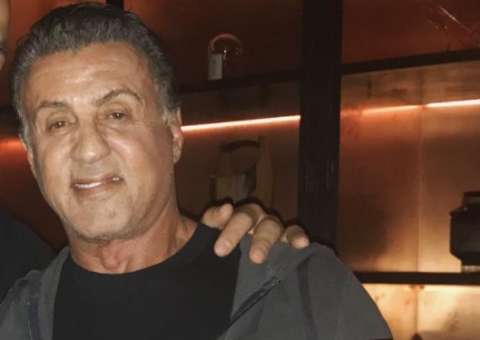 Aos 70, Sylvester Stallone mostra barriga sarada 