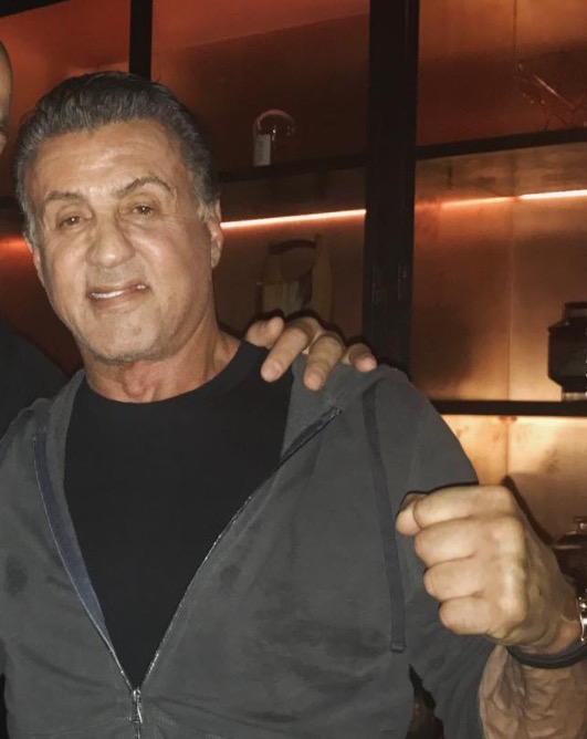 Aos 70, Sylvester Stallone mostra barriga sarada 