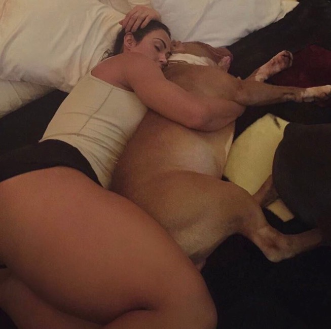  Gracyanne Barbosa posa com cachorro mas algo chama atenção