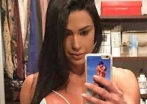  Gracyanne Barbosa posa com cachorro mas algo chama atenção