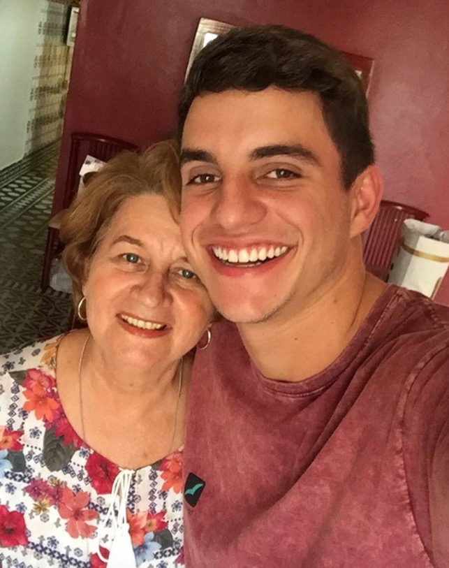 Ex-bbb Manoel posa com mãe de Vivian em Manaus e empolga torcida por casal