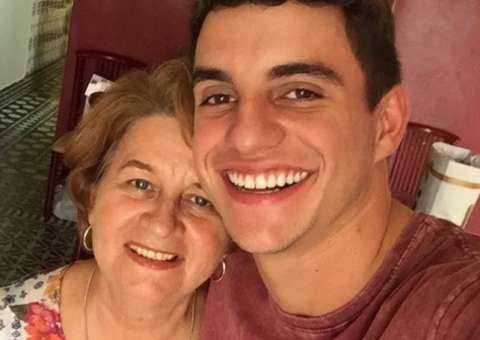 Ex-bbb Manoel posa com mãe de Vivian em Manaus e empolga torcida por casal