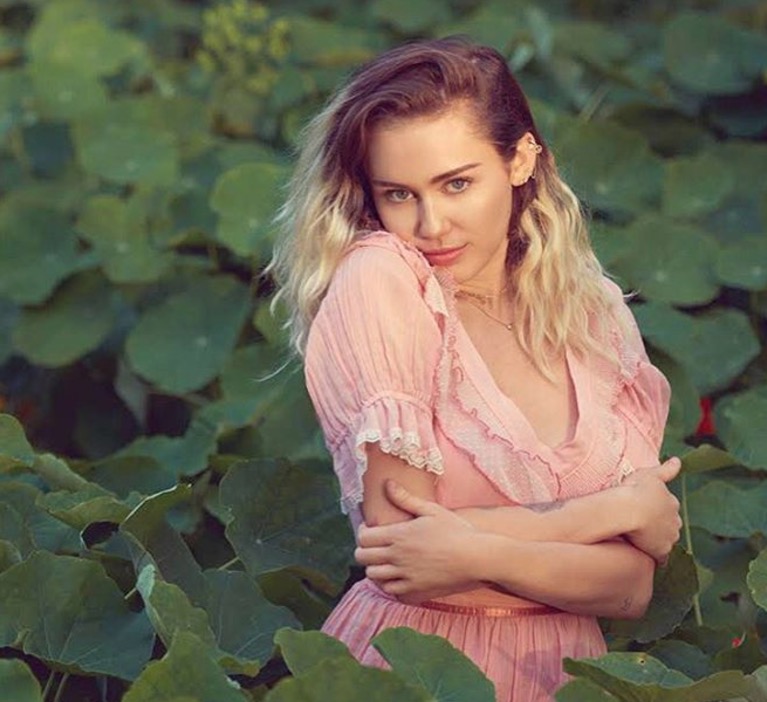 Após fase rebelde, Miley Cyrus posa completamente diferente e quer mudar imagem: 'larguei drogas e álcool'