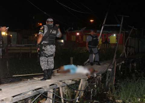 Homem é assassinado por grupo armado no Bairro da Raiz