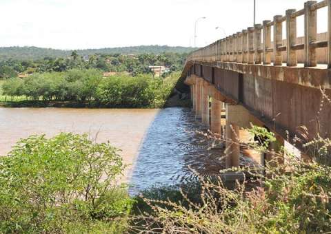 Adolescente que foi vítima de estupro coletivo só não foi morta por ser 'bonita', diz advogado