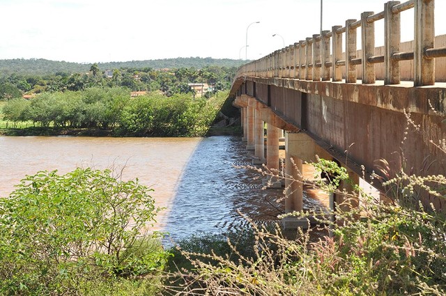 Adolescente que foi vítima de estupro coletivo só não foi morta por ser 'bonita', diz advogado