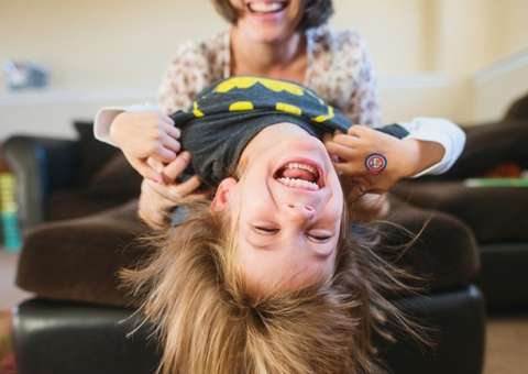 Saiba porque você não deve fazer cócegas nos seus filhos