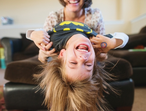 Saiba porque você não deve fazer cócegas nos seus filhos