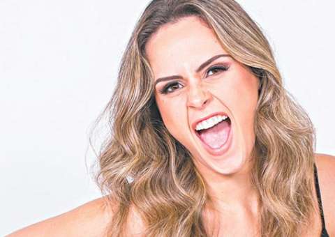 Ana Paula Renault beija na boca de pai de apresentadora famosa