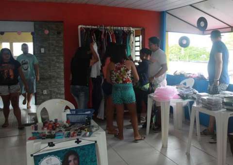Bazar colaborativo reúne roupas, livros e CDs com preços baratíssimos em Manaus 