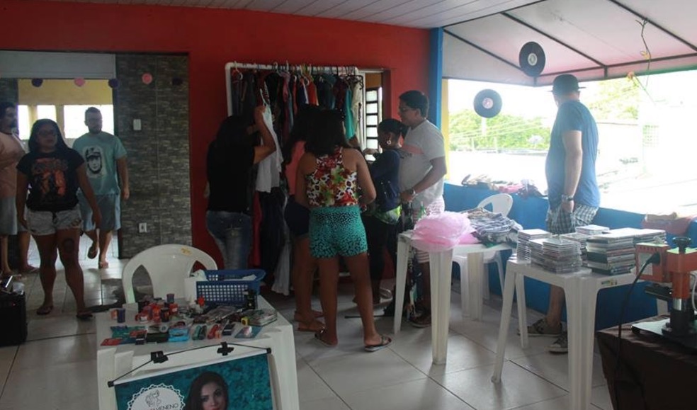 Bazar colaborativo reúne roupas, livros e CDs com preços baratíssimos em Manaus 