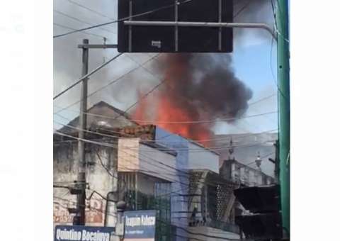 Prédio ocupado por venezuelanos pega fogo em Manaus  