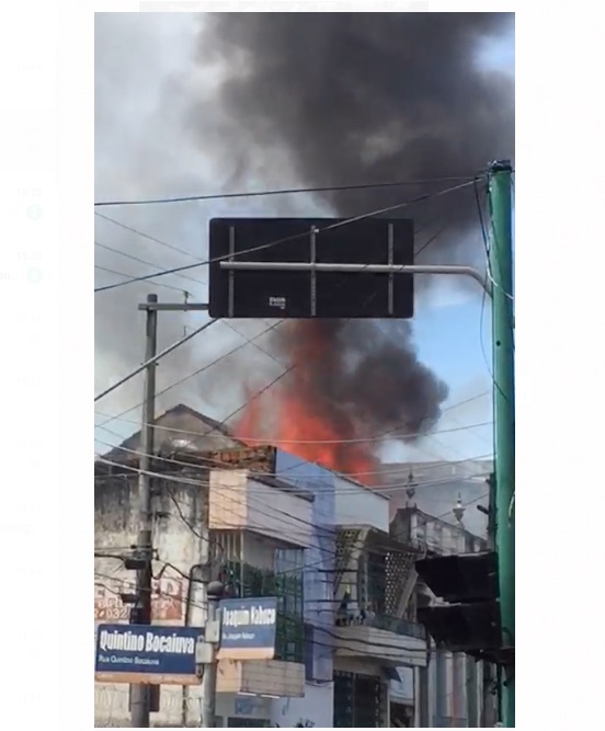 Prédio ocupado por venezuelanos pega fogo em Manaus  