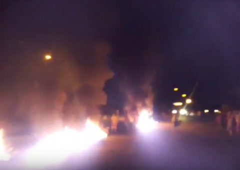 Moradores da zona Norte fecham via em protesto por falta d'água há 3 dias