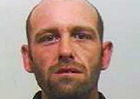 Homem é forçado a comer o próprio testículo após ser torturado durante culto  